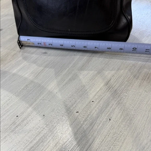 Sleek Black Leather Shoulder Bag - Picture 2 of 5